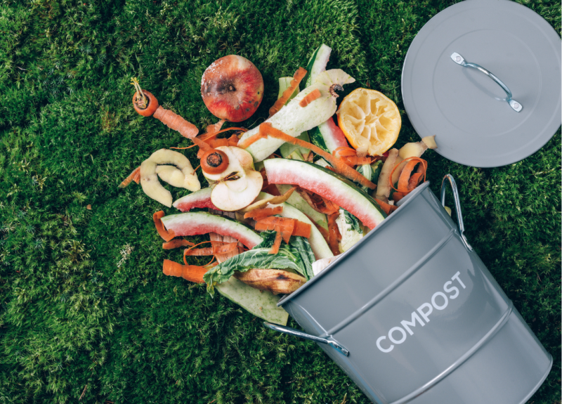 Eimer aus dem Bioabfälle fallen